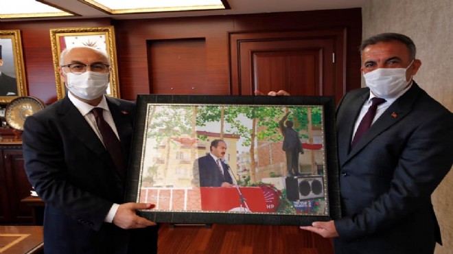 CHP'li Başkan'dan Vali'ye ziyaret ve anlamlı hediye
