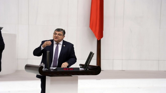 CHP'li Sındır 'süs bitkileri'ni Meclis'e taşıdı