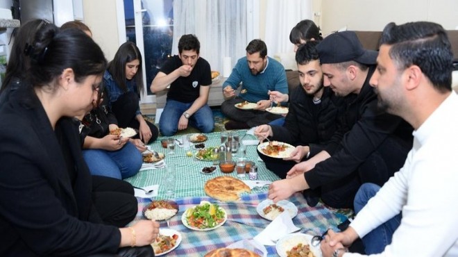 CHP li Yücel iftarı öğrencilerle yaptı