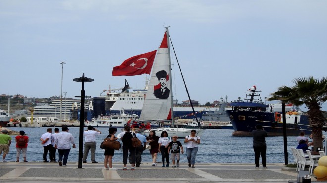 Çeşme de 19 Mayıs coşkusu denize taştı