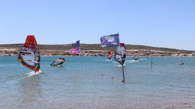 Çeşme'de anlamlı sörf yarışması