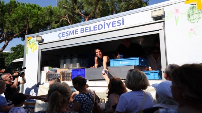 Çeşme de aşure lokması paylaşıldı