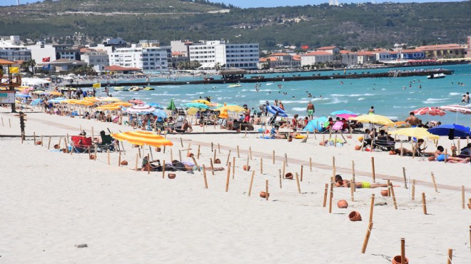 Çeşme de bayram tatilini uzatanlar Ilıca Plajı nı doldurdu