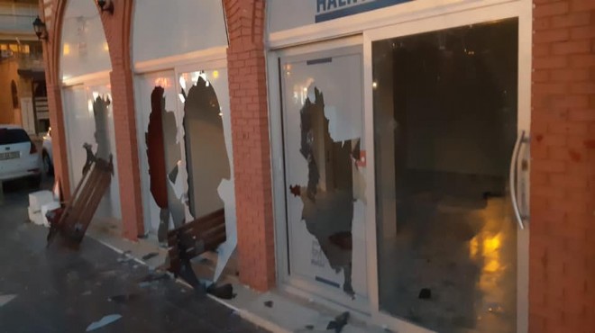 İzmir de belediyenin zabıta ofisine taşlı saldırı!