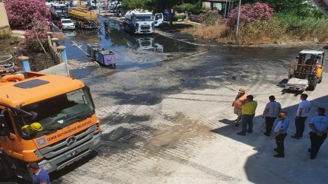 Çeşme'de boru patladı yol atık suyla doldu