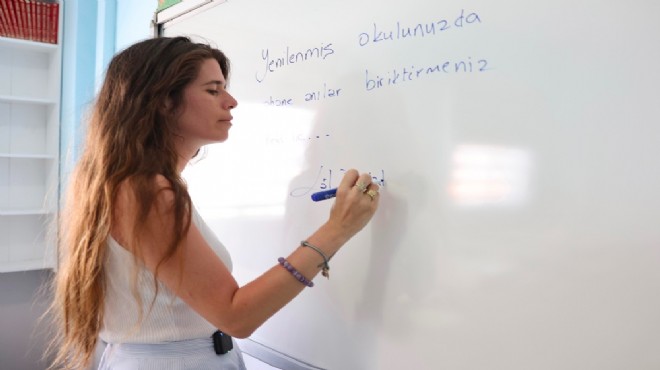 Çeşme de okullarda yenileme mesaisi: Başkan Denizli tahtaya not bıraktı!