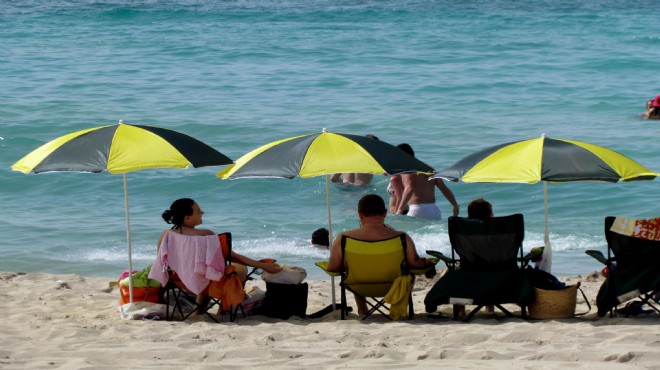 Çeşme de plajlar kapalı gişe!