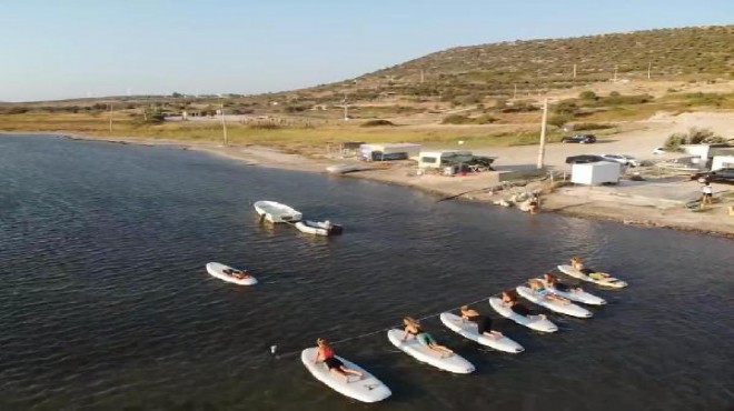 Çeşme de sörf tahtası üzerinde yoga