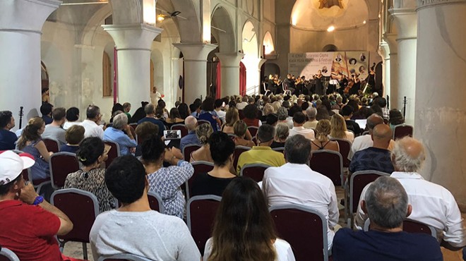 Çeşme'de tarihi kilisede klasik müzik keyfi