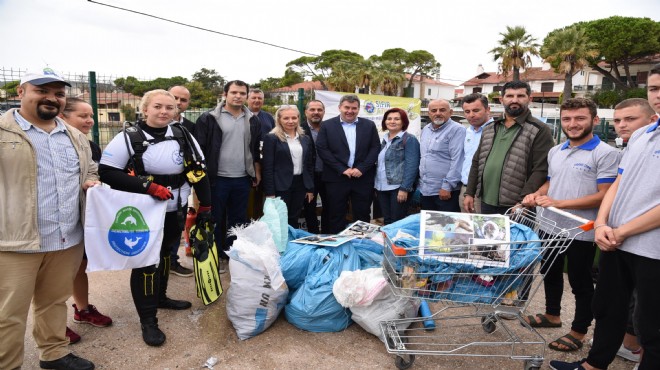 Çeşme de yağmur altında kıyı ve deniz temizliği