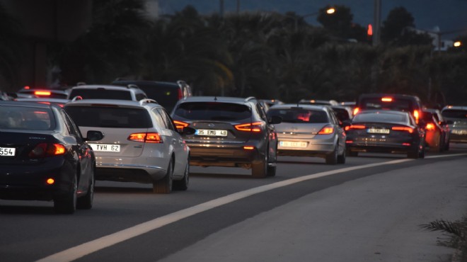 Çeşme'ye akın: Otoyolda büyük yoğunluk