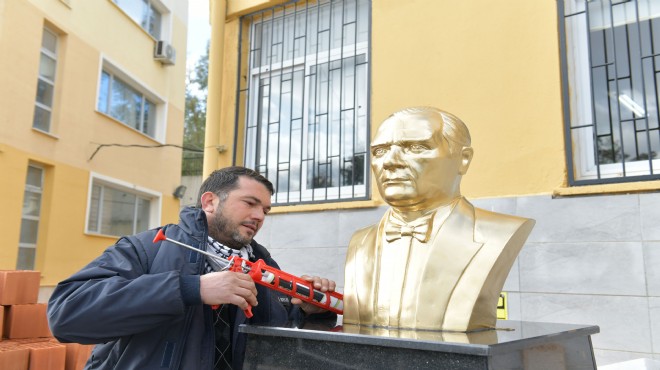 Çiğli Belediyesi’nden okullara Atatürk büstü