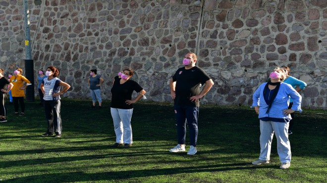 Çiğli'de farkındalık: Pembe maskeyle plates