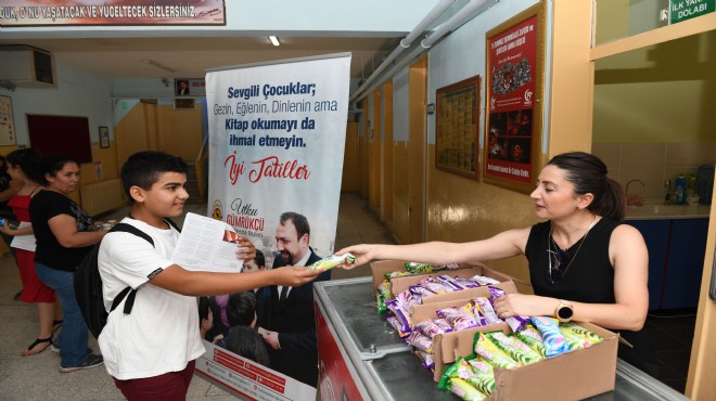 Çiğli'de karnesini alana dondurma sürprizi