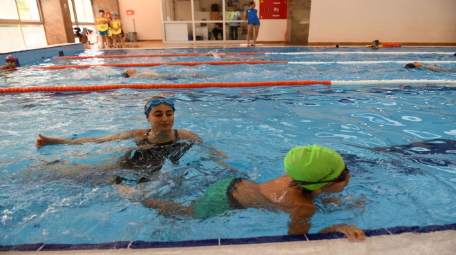 Çiğli'de yaz-kış yüzme keyfi