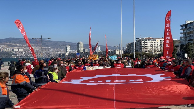 Zam isyanı: DİSK binlerle ve  tabutlar la alana indi!