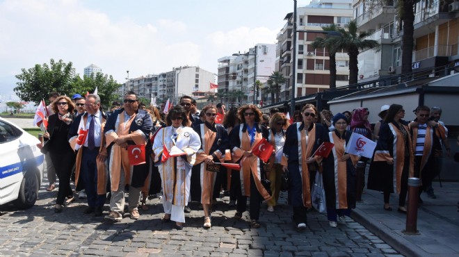 İzmir'de üniversiteden '15 Temmuz' yürüyüşü