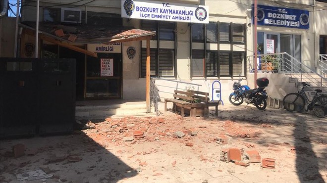 Denizli'de şiddetli deprem: Yıkılan binalar var!