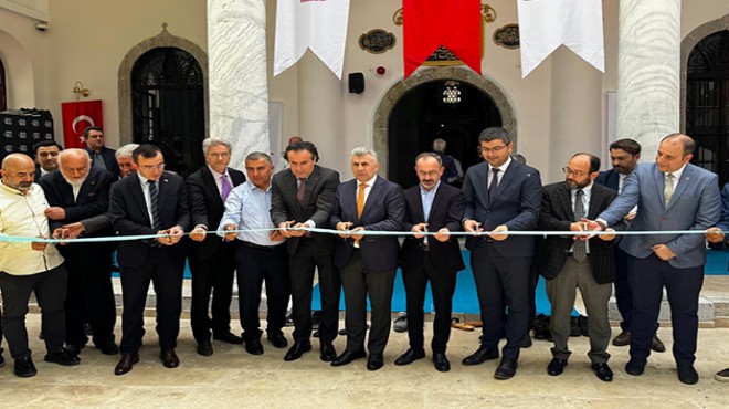 Depremde hasar gören asırlık cami ibadete açıldı