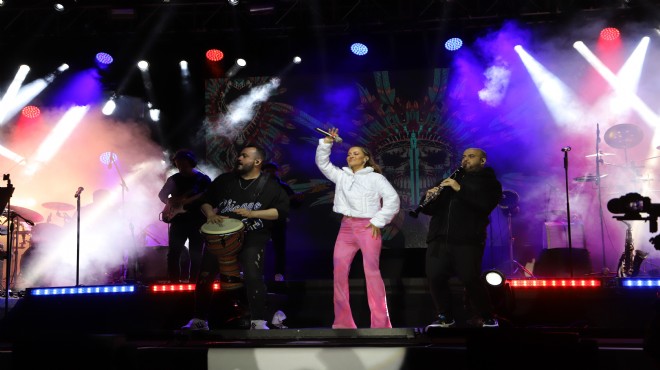 Derya Uluğ'dan Çiçek Festivali'nde unutulmaz konser