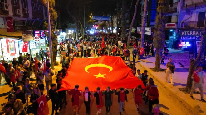 Dikili kırmızı beyaza büründü