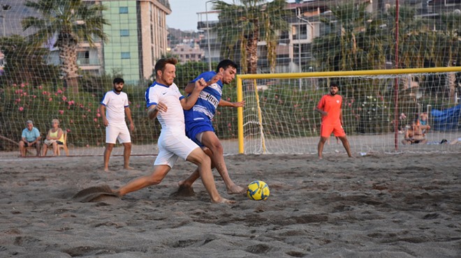 Dikili plajları futbolla şenlendi!