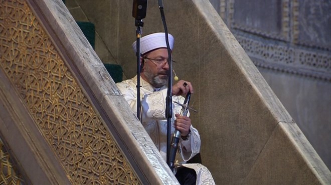 Diyanet İşleri Başkanı'ndan kılıçla cuma hutbesi