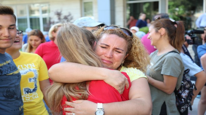 Dünyayı Gaziemir'de buluşturan şenlikte veda vakti: Gözyaşları sel oldu