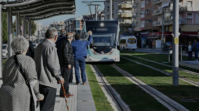 Ecel tramvay beklerken yakaladı!