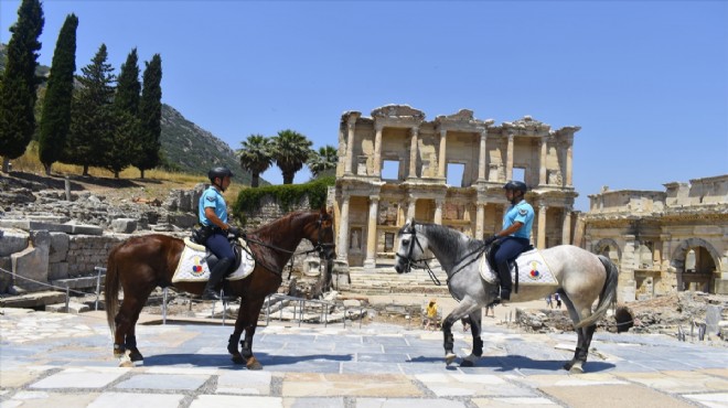 Efes Antik Kenti'ne atlı jandarma