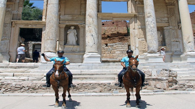 Efes Antik Kenti'ne atlı jandarma koruması