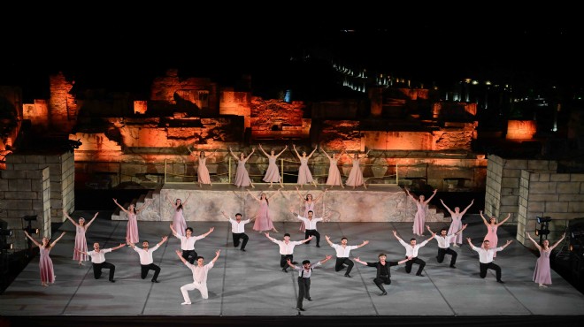 Efes Antik Tiyatro da  Zorba  rüzgarı