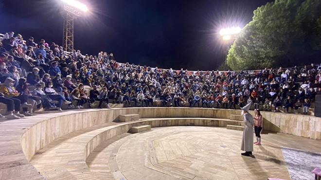 Efes Selçuk'ta sahne çocukların!