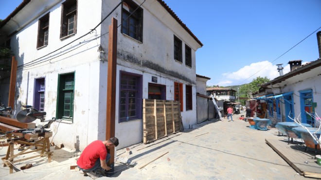 Efes Selçuk un tarihi çarşısında mesai başladı!