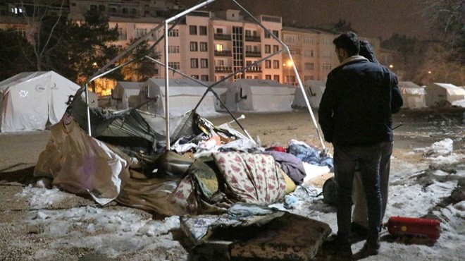 Elazığ'da depremzede çadırında yangın!