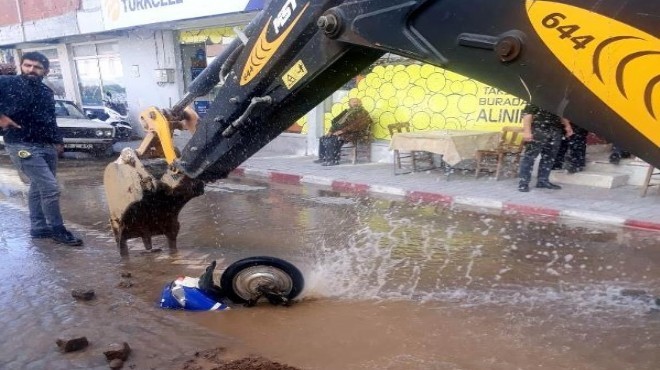 Elektrikli bisikletiyle çukura düştü