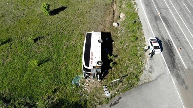 Erzincan da yolcu otobüsü devrildi: 19 yaralı