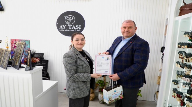 Eşinin iş yeri ruhsatını kendi elleriyle teslim etti!