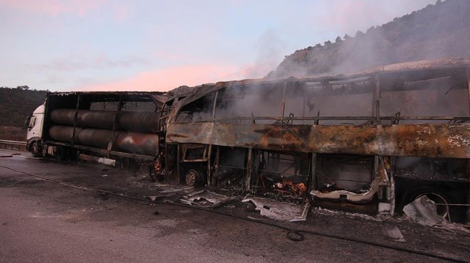 Facia! Yolcu otobüsü TIR a çarptı: 13 ölü, 15 yaralı