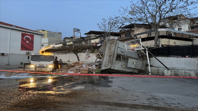 Faciaya kıl payı: Okul bahçesine devrildi!