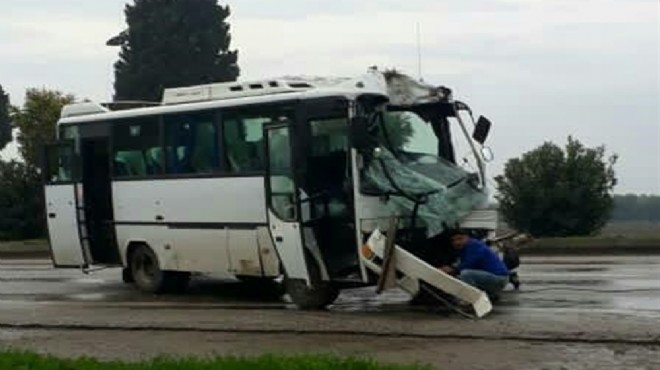 Feci kaza! Midibüs ağaça çarptı: 5 yaralı