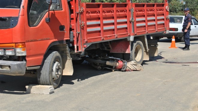 Feci kaza: Motosiklet kamyonun altında kaldı