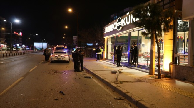 Feci kaza! Park halindeki 2 araca çarptı: 1'i polis 3 yaralı