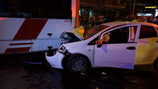 Feci kaza! Park halindeki belediye otobüsüne çarptı: 2 si çocuk 4 yaralı