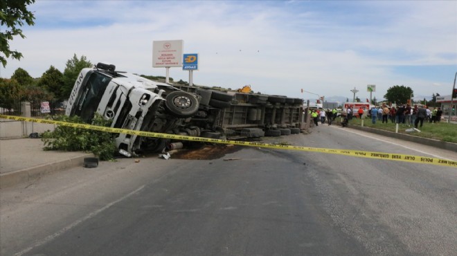 Feci kaza: Tırın altında kalan 2 kişi öldü