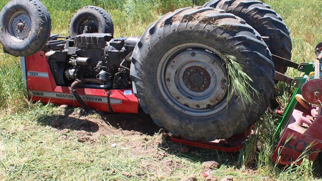 Feci kaza! Traktör devrildi: 1 ölü, 2 yaralı