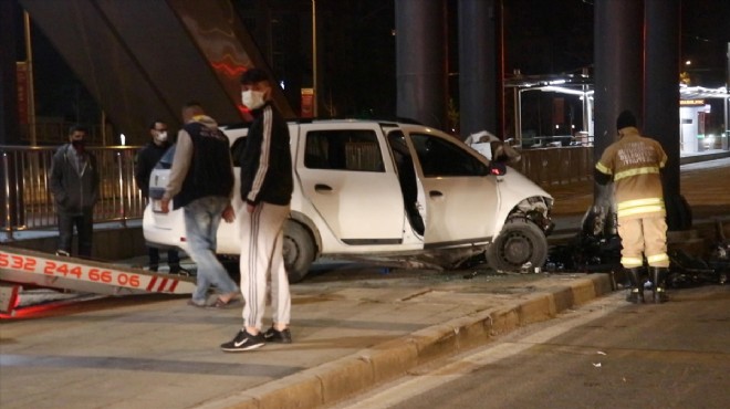 Feci kaza: Üst geçide çarptı!