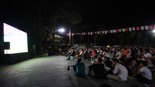 Final heyecanına Bornova da dev ekran!