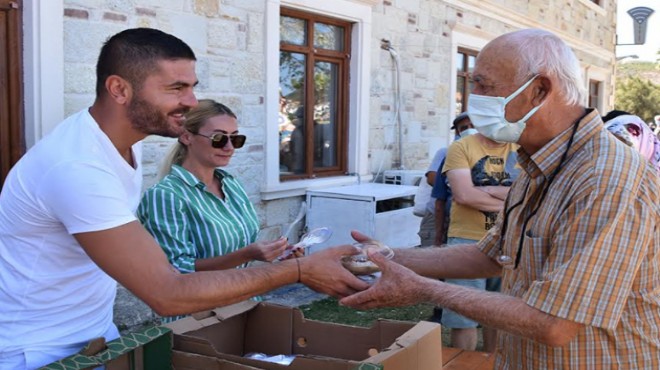 Foça Belediyesi'nden aşure ikramı