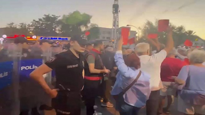 Foça da AK Parti ye geçen Fıçı ya kırmızı kartlı protesto